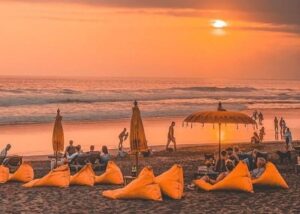 Wisata Seminyak di Pantai Bali saat matahari terbenam