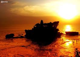 Pura Tanah Lot: Ikon Spiritualitas di Tengah Laut